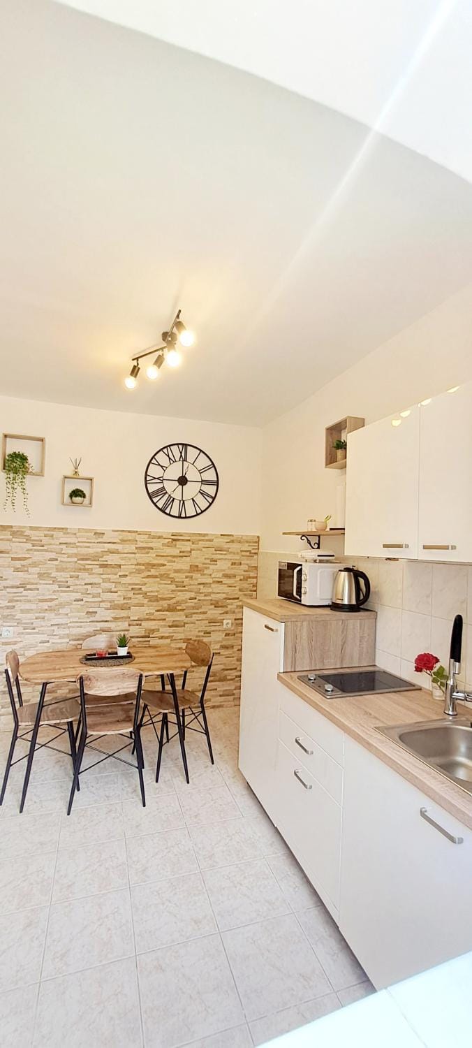 Kitchen or kitchenette, Dining area, stove, toaster