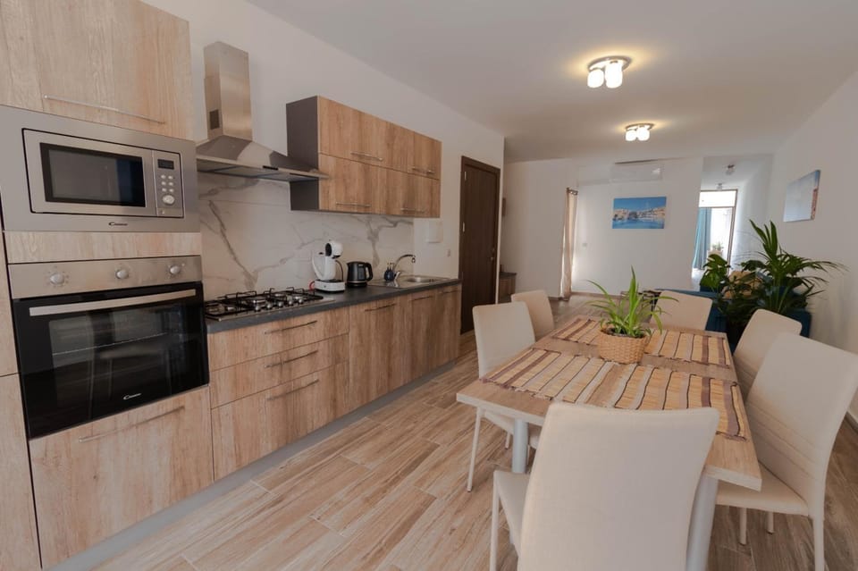 Coffee/tea facilities, Kitchen or kitchenette, Dining area, dishwasher, oven, stove, toaster