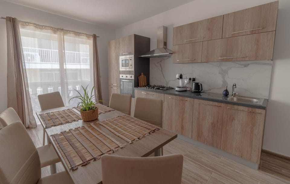 Coffee/tea facilities, Kitchen or kitchenette, Dining area, stove