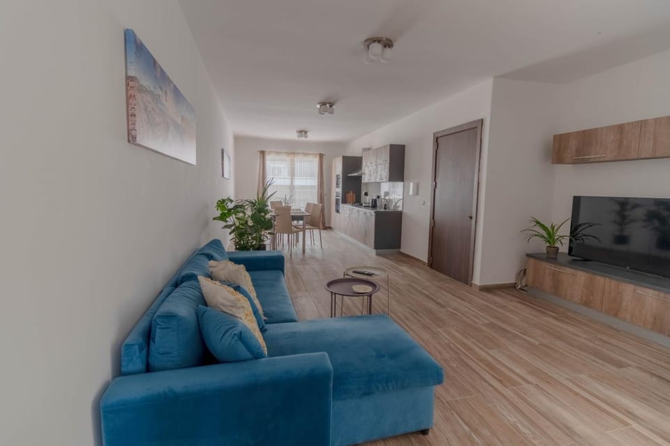 TV and multimedia, Kitchen or kitchenette, Living room, Seating area