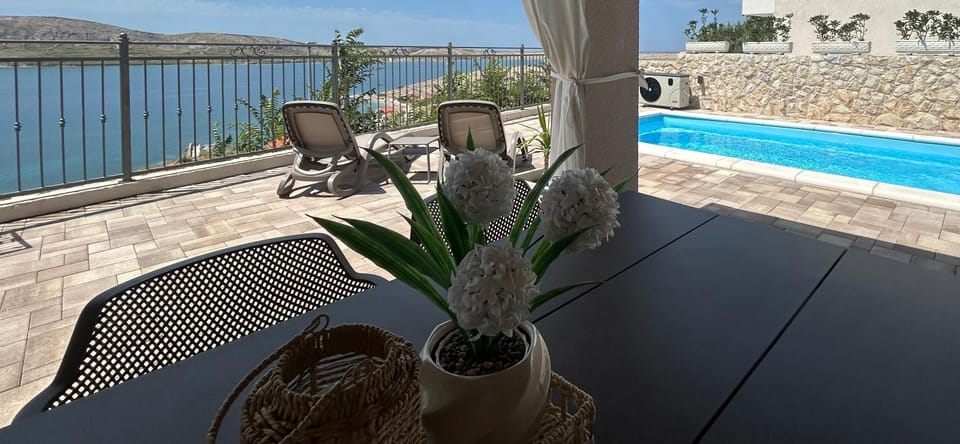 Day, Natural landscape, View (from property/room), Balcony/Terrace, Pool view, Sea view, Swimming pool, sunbed
