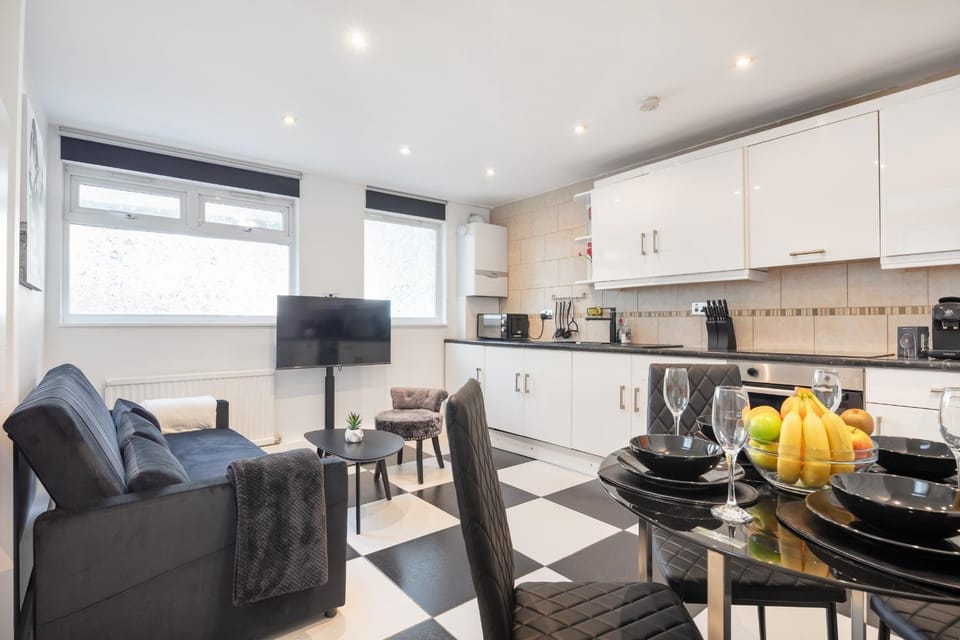 Kitchen or kitchenette, Living room, Seating area, Dining area