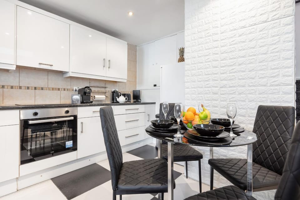 Kitchen or kitchenette, Dining area, stove, toaster