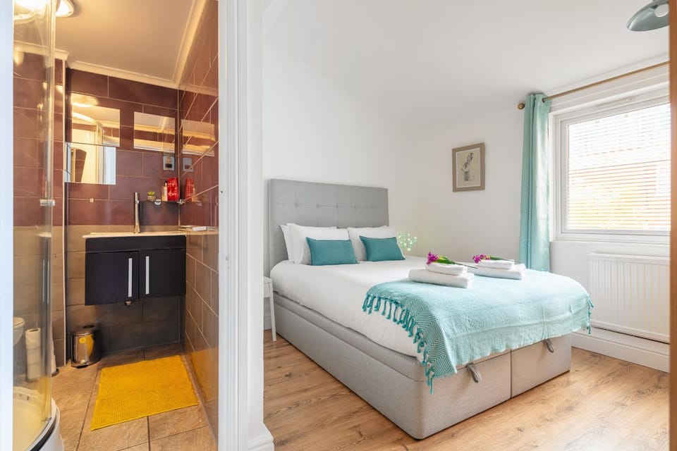 Bed, Bathroom, Bedroom, towels