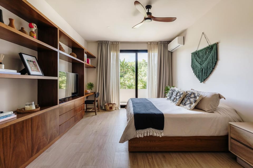 Bed, TV and multimedia, Photo of the whole room, Bedroom
