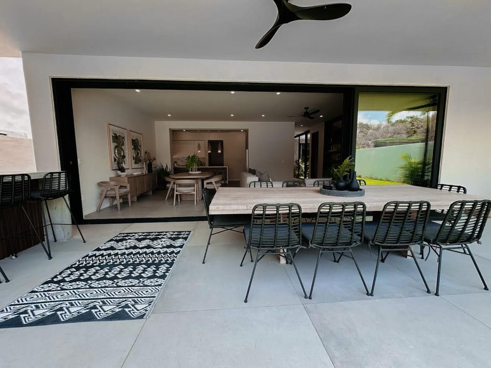 Patio, Living room, Seating area, Dining area