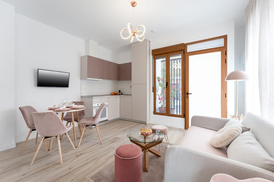 TV and multimedia, Kitchen or kitchenette, Living room, Seating area, Dining area