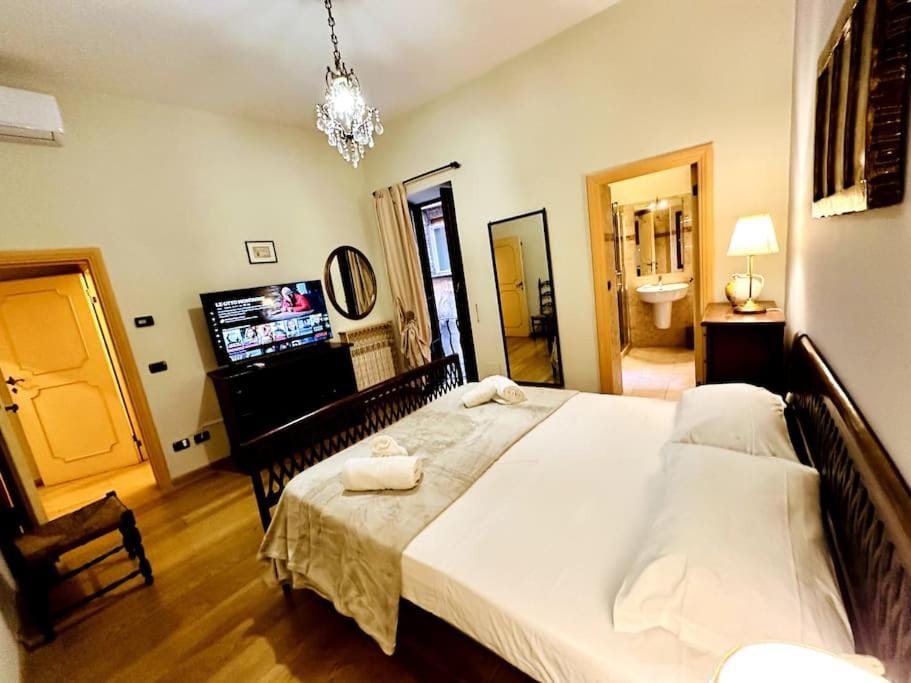 Bed, TV and multimedia, Photo of the whole room, Bedroom, air conditioner