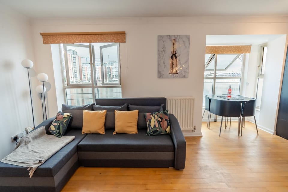 Excel London Riverview Luxury Apartment -Sleep 6- Free Parking- Playstation 4 Apartment in London