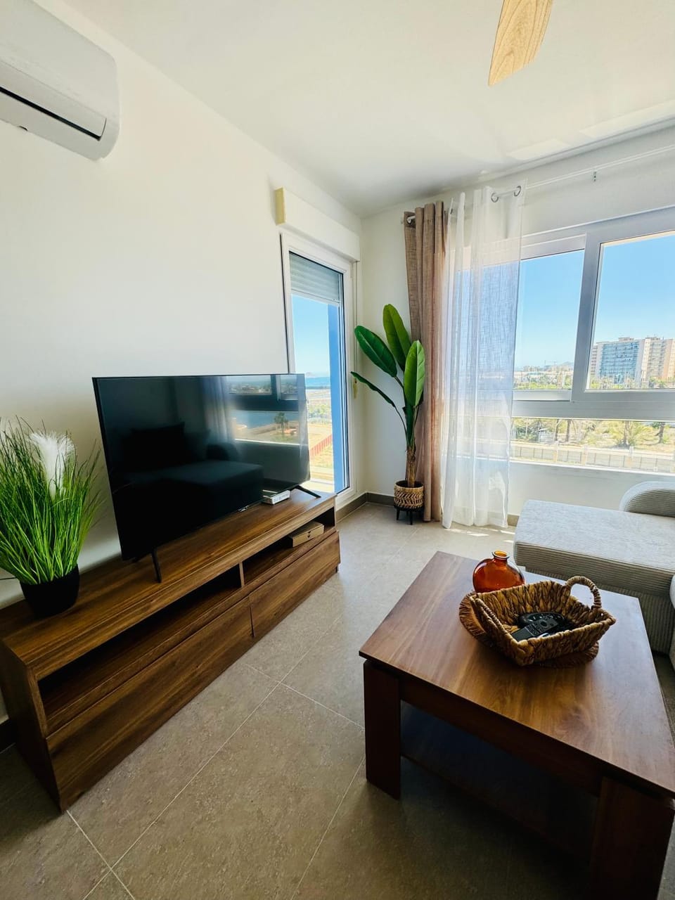 Communal lounge/ TV room, TV and multimedia, Living room, Seating area, air conditioner