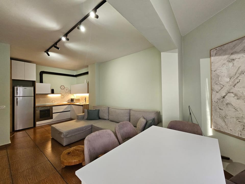 Kitchen or kitchenette, Living room, Seating area, Dining area, oven
