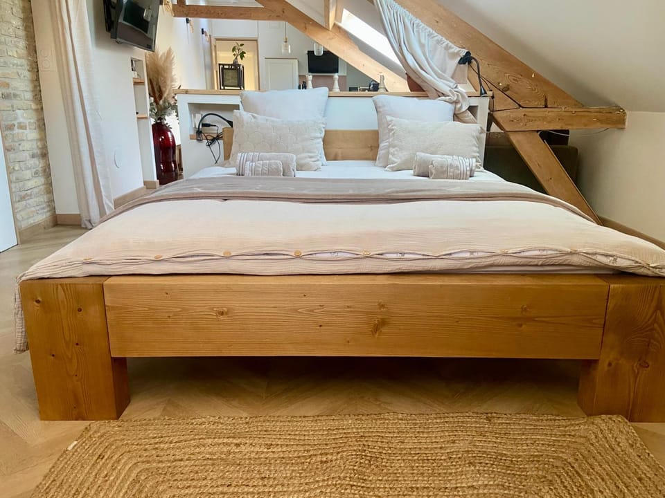 Bed, Photo of the whole room, Bedroom