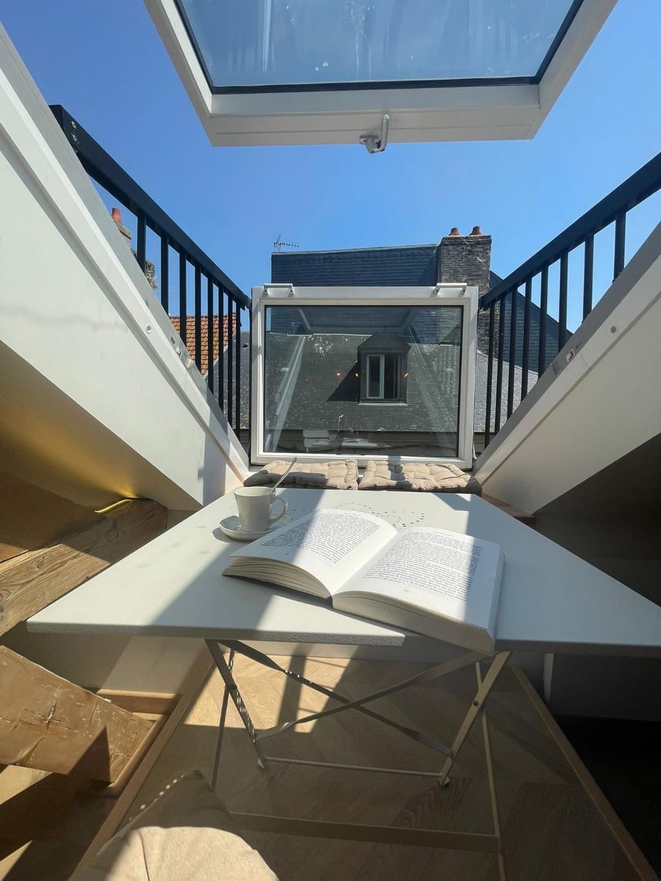 Nearby landmark, Balcony/Terrace, Seating area, City view, Street view