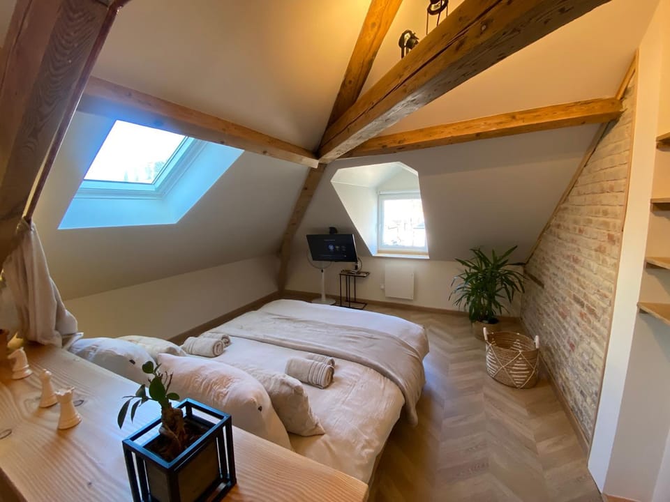 Bed, TV and multimedia, Photo of the whole room, Bedroom