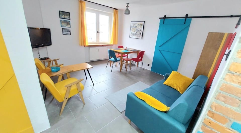 Communal lounge/ TV room, TV and multimedia, Living room, Seating area, Dining area, Evening entertainment