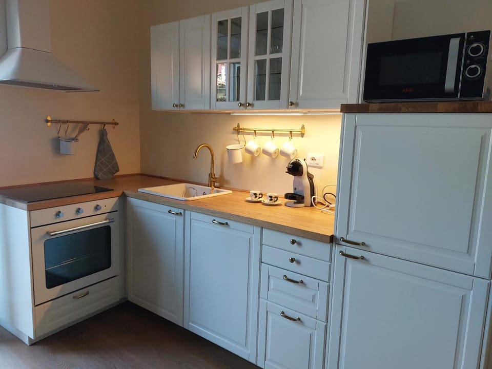 Coffee/tea facilities, dishwasher, oven, stove