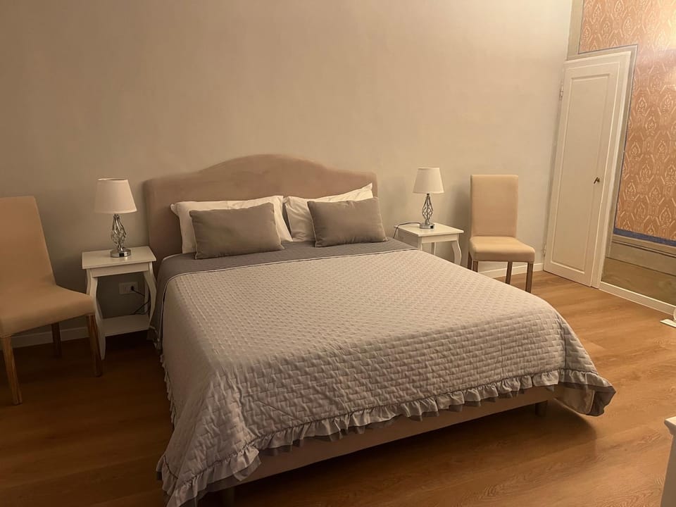 Photo of the whole room, Bedroom