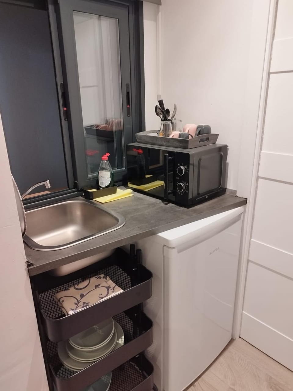 Kitchen or kitchenette, minibar