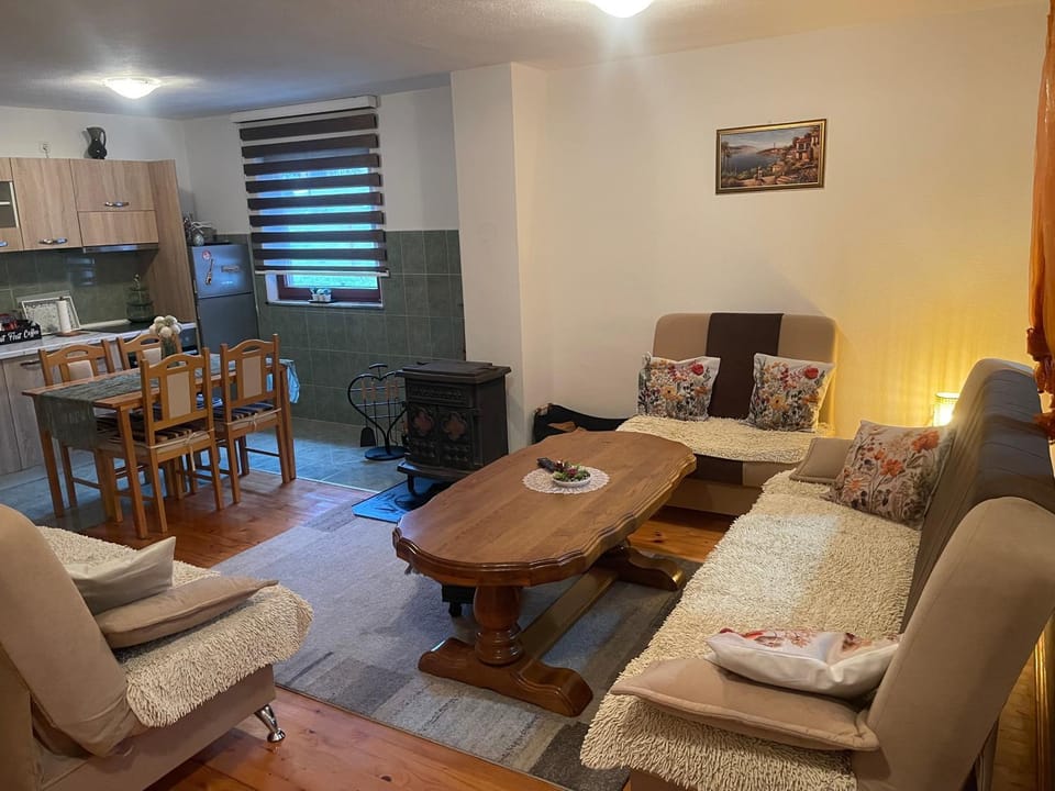 Kitchen or kitchenette, Living room, Seating area, Dining area