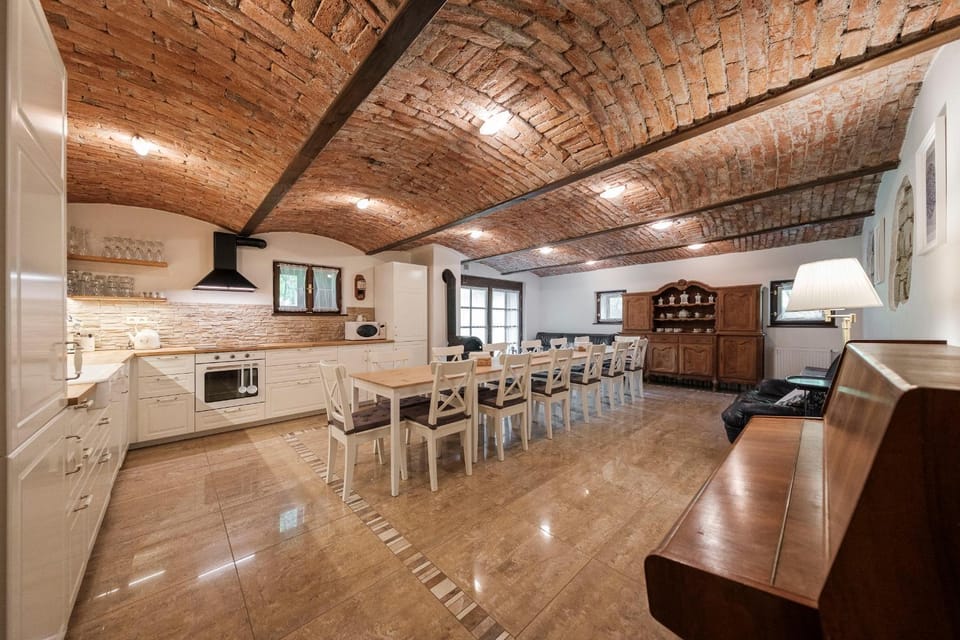 Communal lounge/ TV room, Kitchen or kitchenette, Living room, Seating area, Dining area, stove