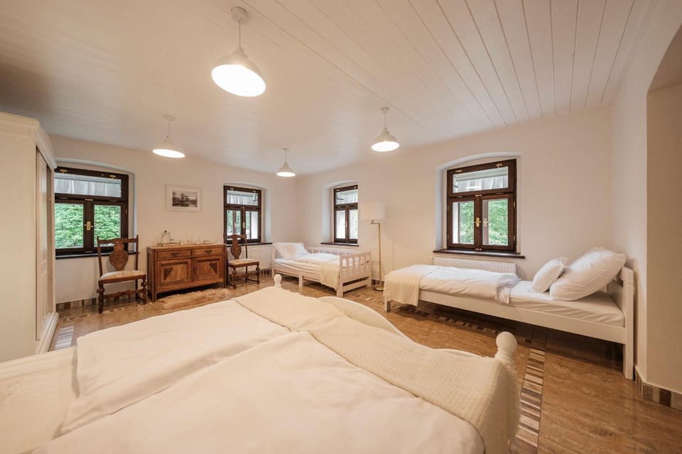 Bed, Photo of the whole room, Seating area, Bedroom
