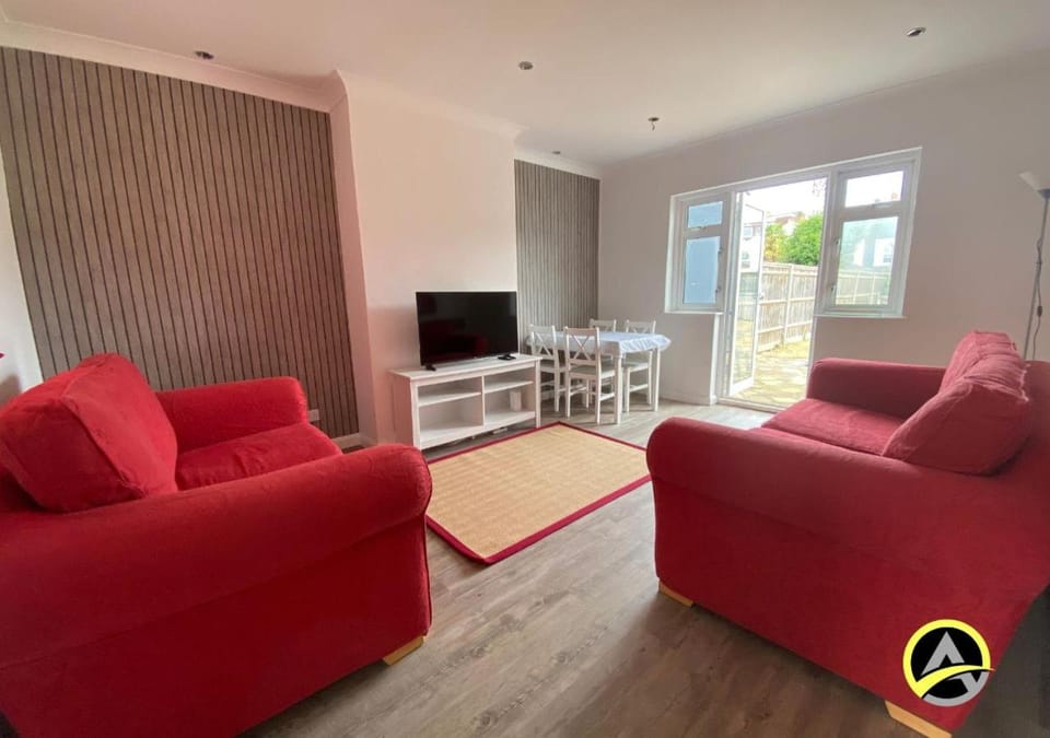 TV and multimedia, Living room, Seating area, Evening entertainment