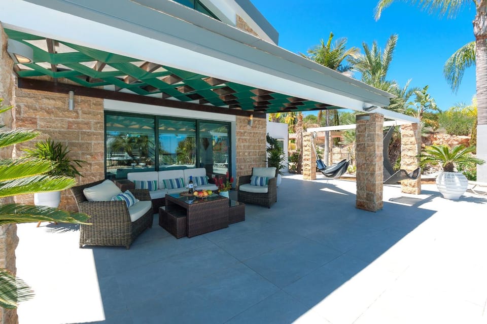 Patio, Day, Seating area, Swimming pool