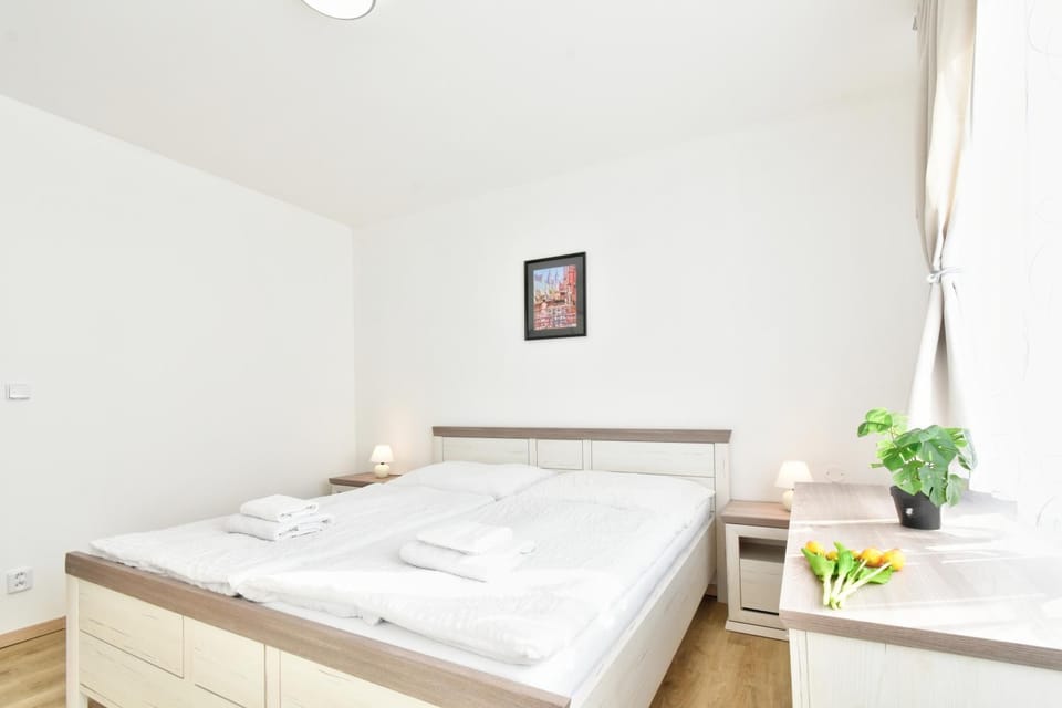 Bed, Photo of the whole room, Bedroom, towels