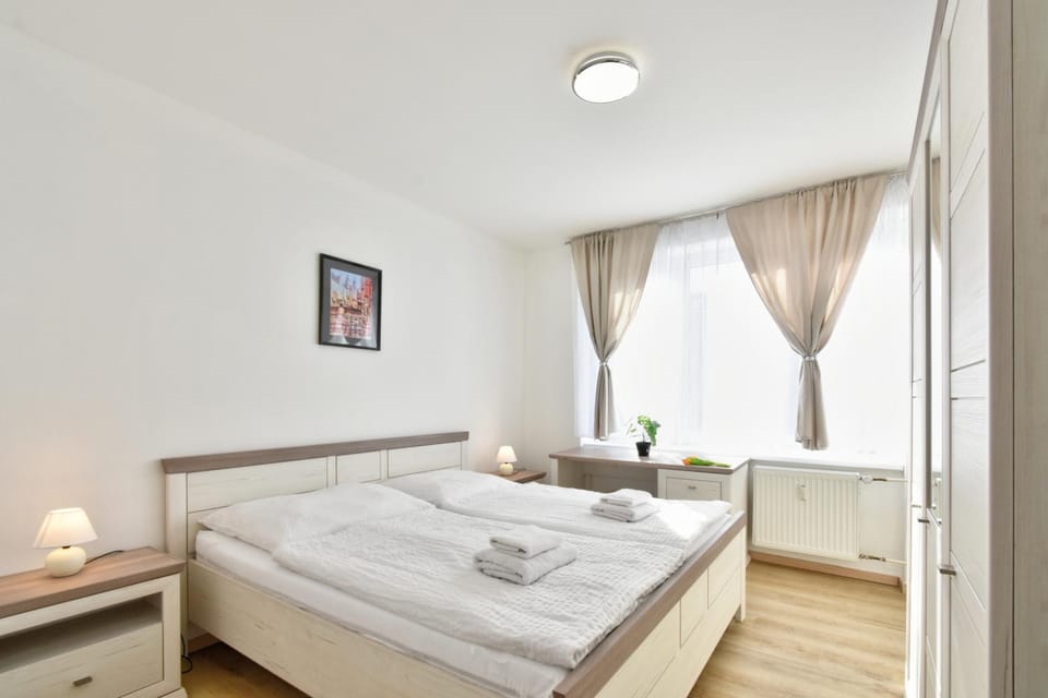 Bed, Photo of the whole room, Bedroom, towels