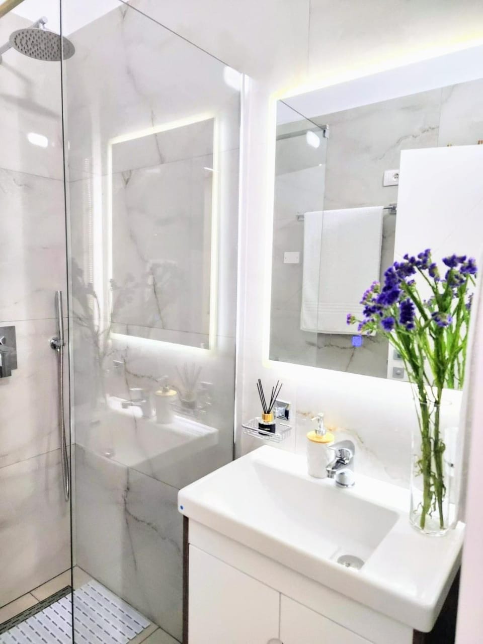 Shower, Bathroom, towels