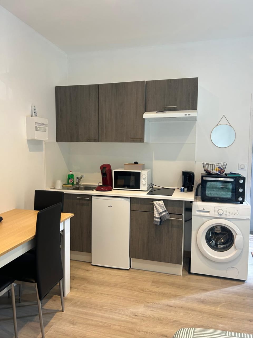 Kitchen or kitchenette, Dining area, oven, stove, washing machine