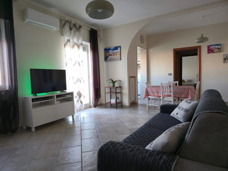 TV and multimedia, Living room, Seating area, Evening entertainment, air conditioner