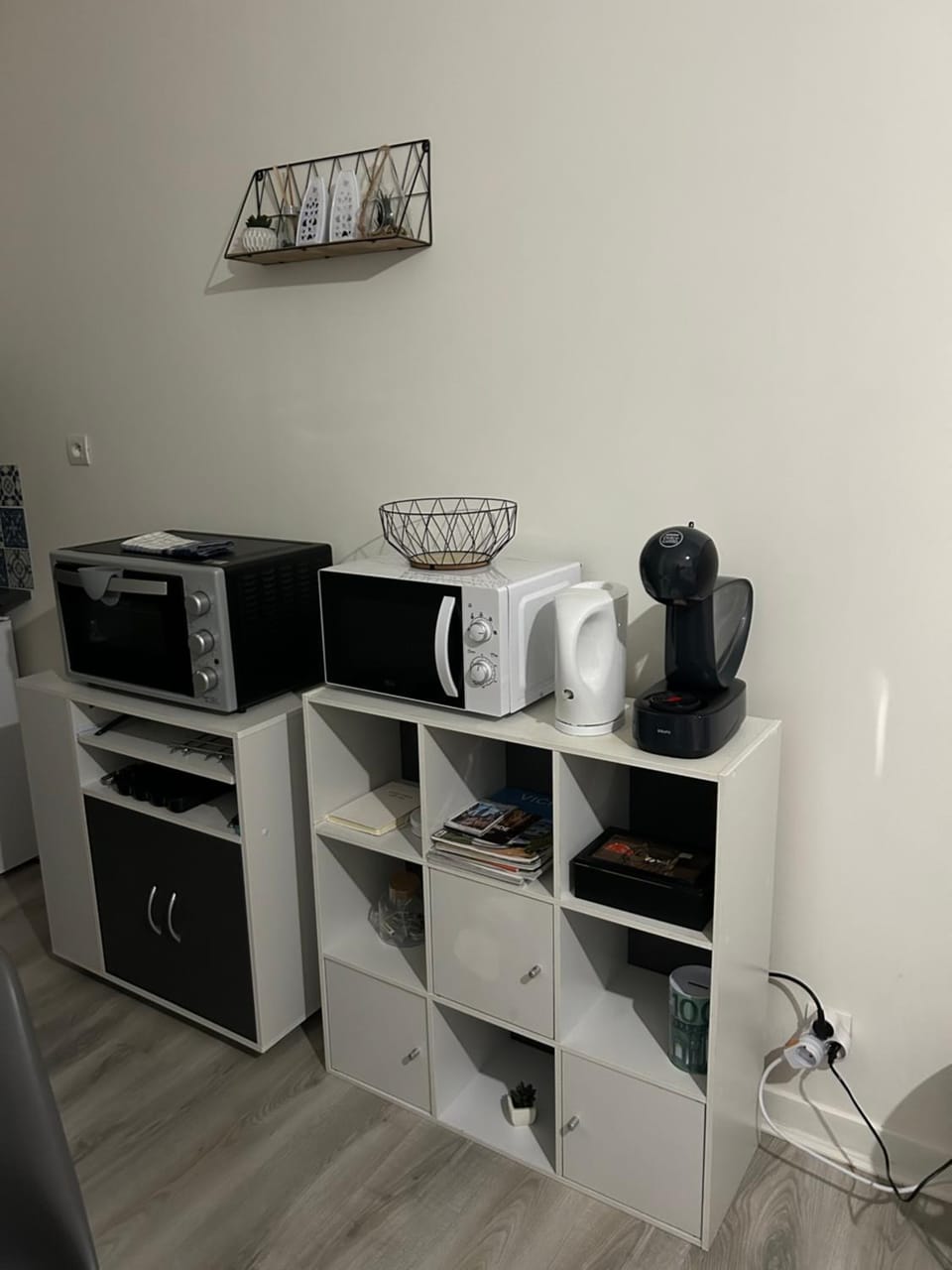 Coffee/tea facilities, oven