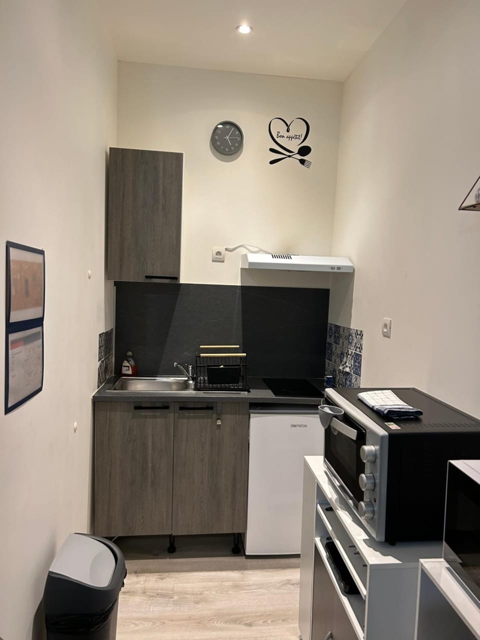 Kitchen or kitchenette, oven, stove