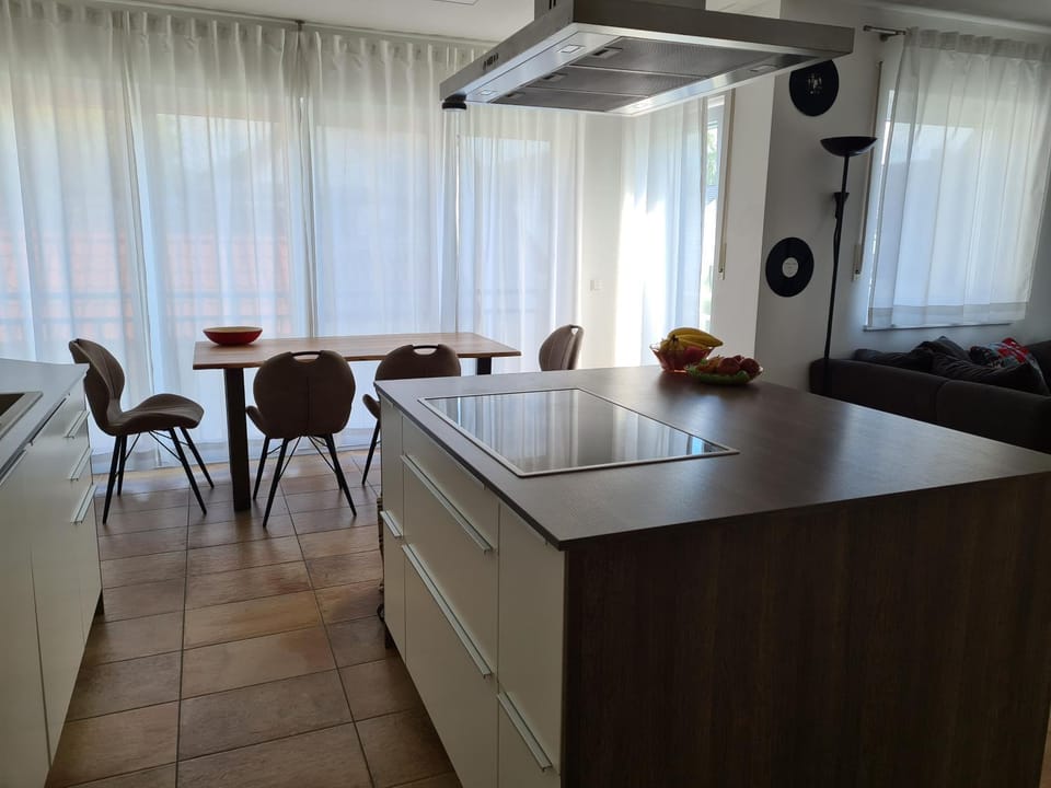 Kitchen or kitchenette, Living room, Seating area, Dining area
