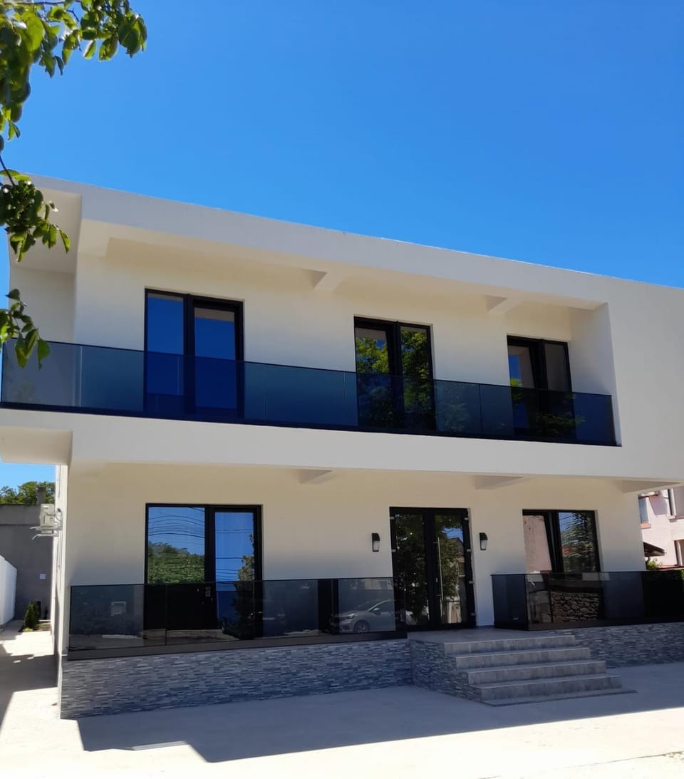 Property building, Facade/entrance, Off site, Day