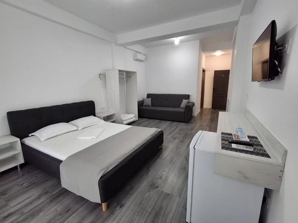 Bed, TV and multimedia, Photo of the whole room, Bedroom, air conditioner
