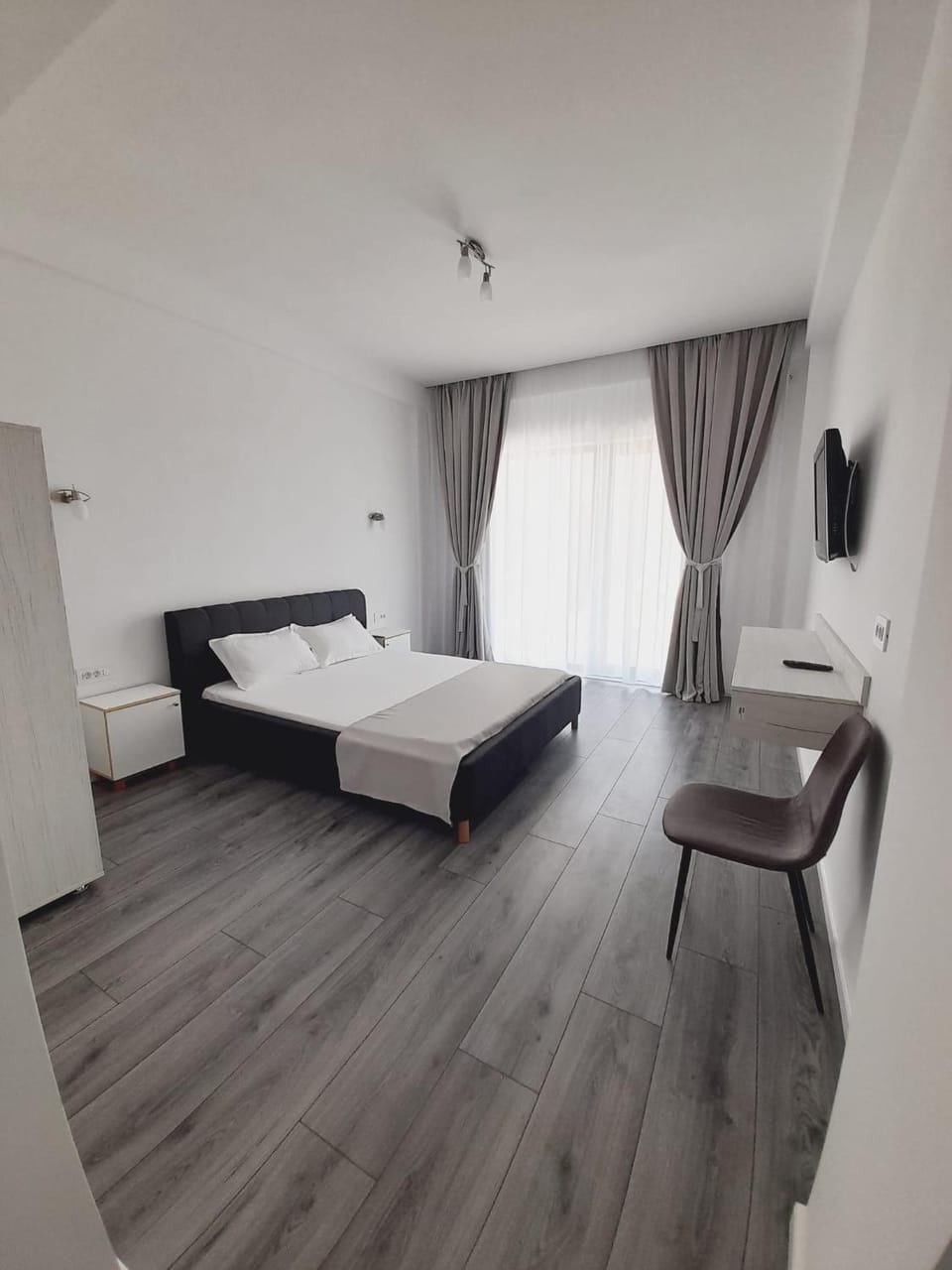 Bed, TV and multimedia, Photo of the whole room, Bedroom
