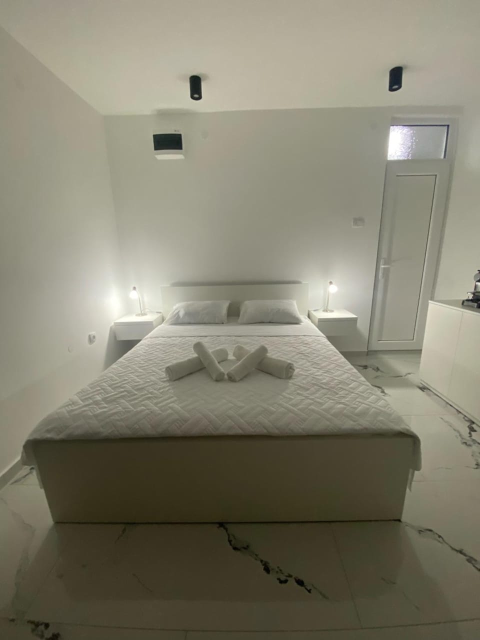 Bed, Photo of the whole room, Bedroom, towels