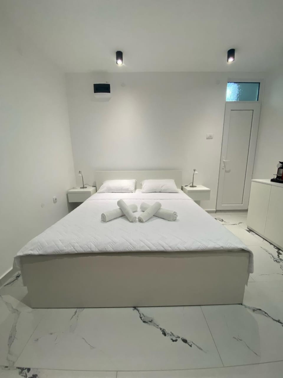 Bed, Photo of the whole room, Bedroom, towels