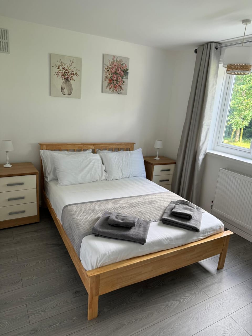 Photo of the whole room, Bedroom, towels