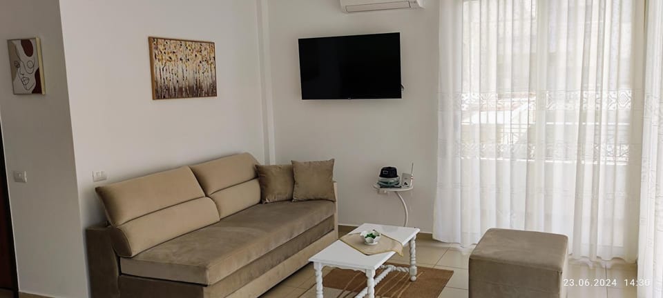 TV and multimedia, Living room, Seating area, air conditioner