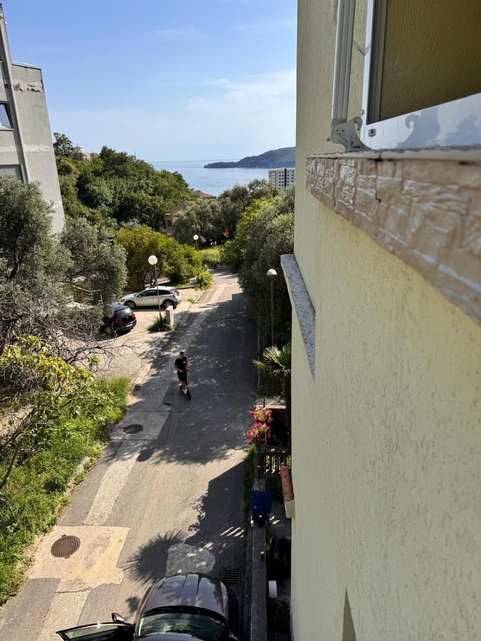 Day, Neighbourhood, Natural landscape, Parking