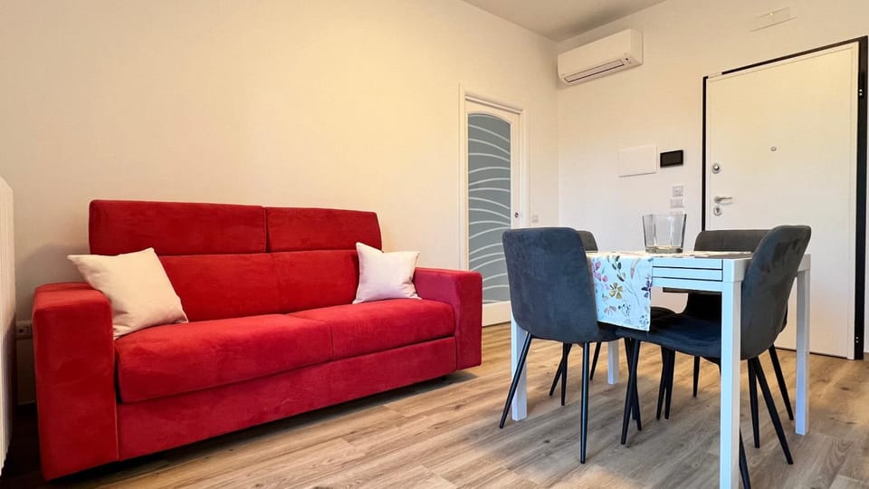 Living room, Photo of the whole room, Seating area, internet, air conditioner