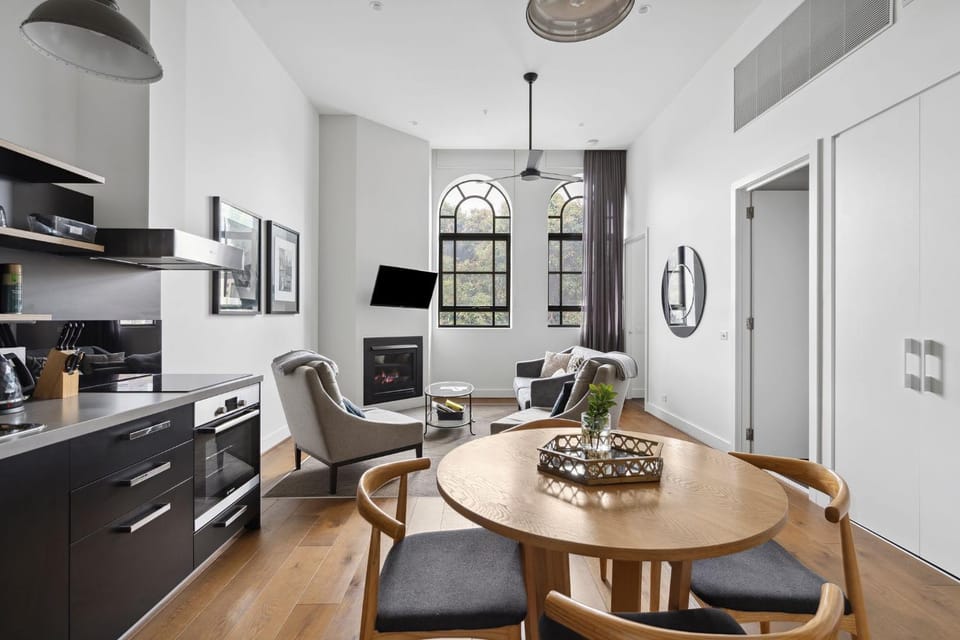 TV and multimedia, Kitchen or kitchenette, Living room, Dining area, oven, stove