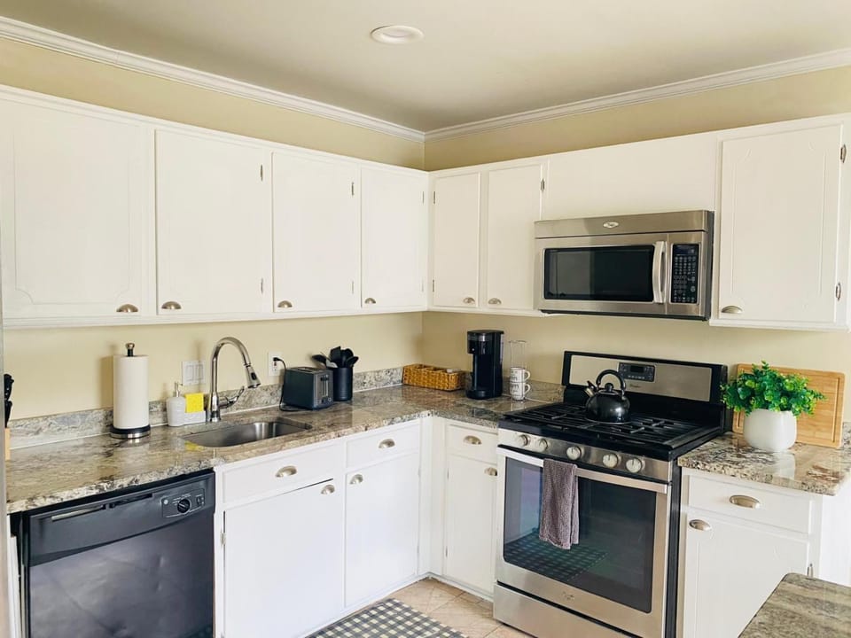 Coffee/tea facilities, Kitchen or kitchenette, dishwasher, oven, toaster