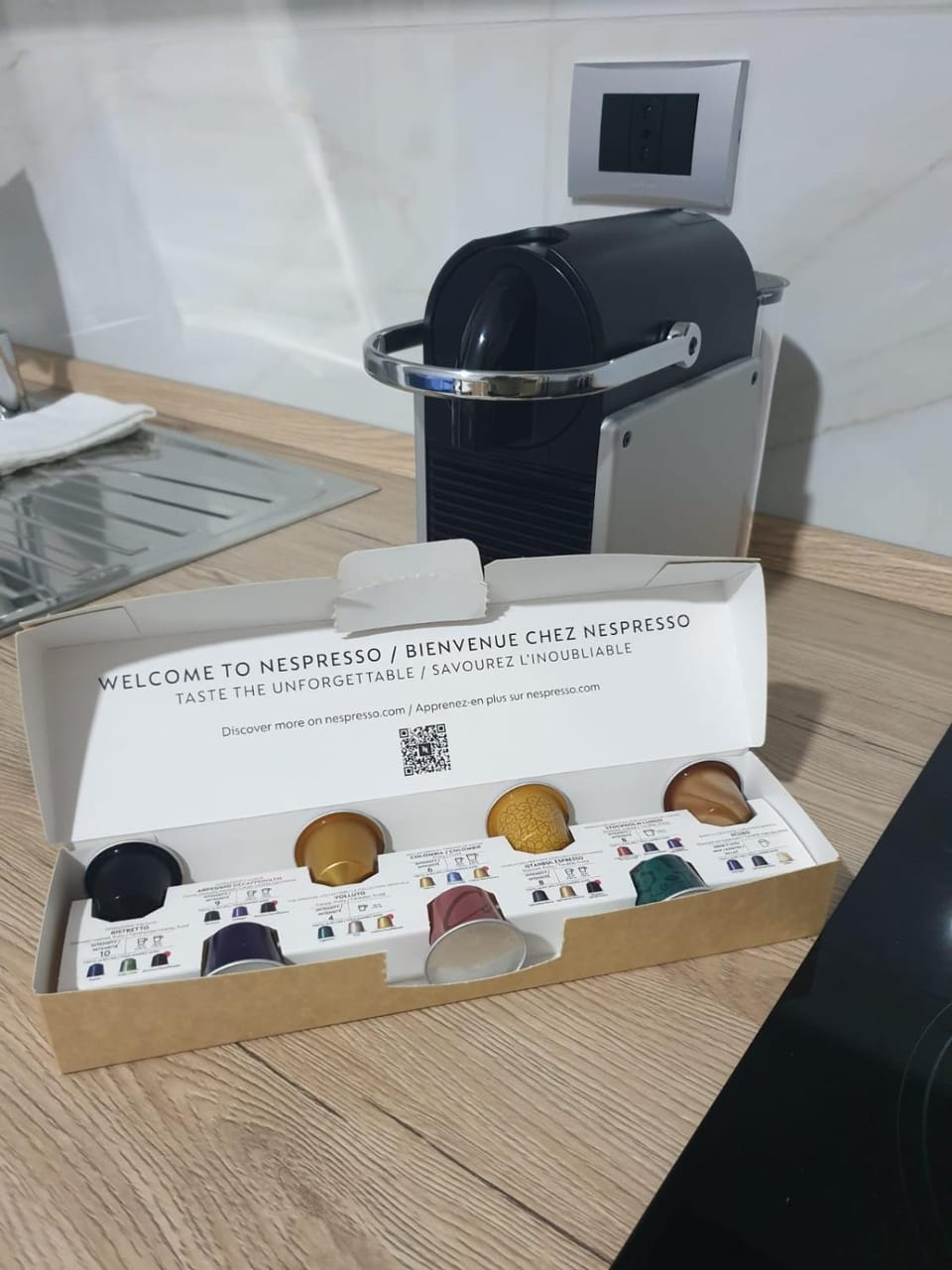 Kitchen or kitchenette, minibar