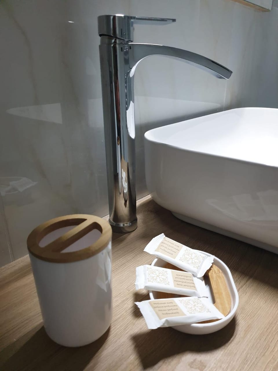 Bathroom, Bedroom, towels