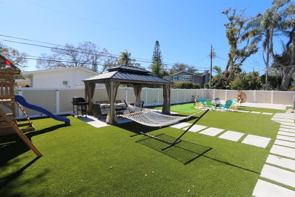 Patio, Day, sunbed