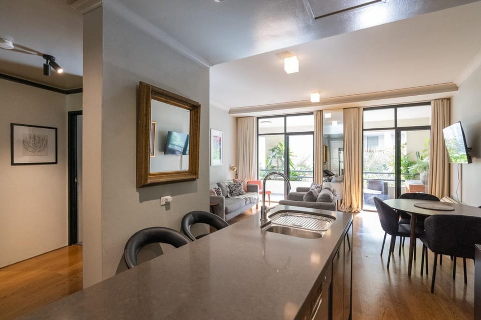 Stunning 1Bed Surry Hills Balcony Apt w Parking Apartment in Surry Hills